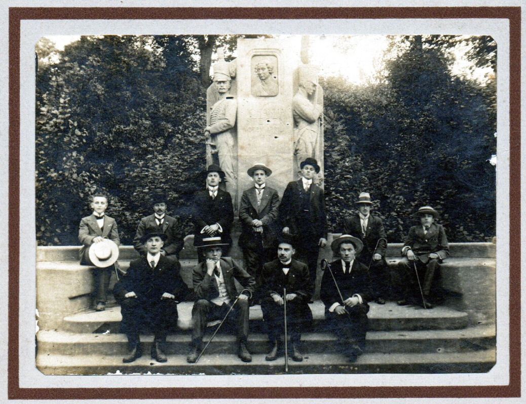 Gruppenfoto vor rund 100 Jahren.